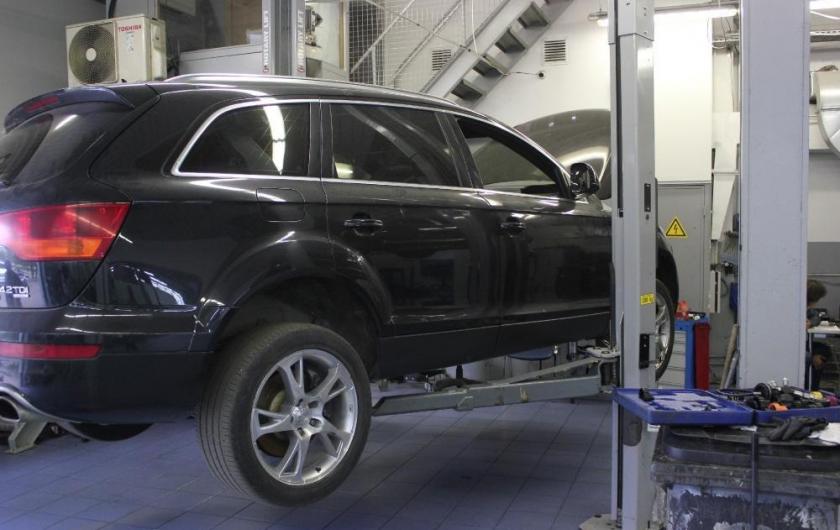 черный Q7 на подъемнике