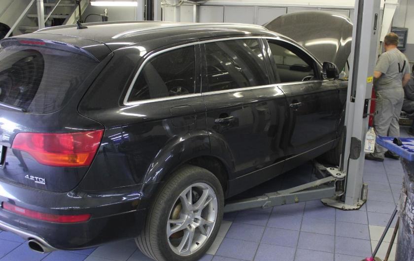 Черный Q7 на СТО