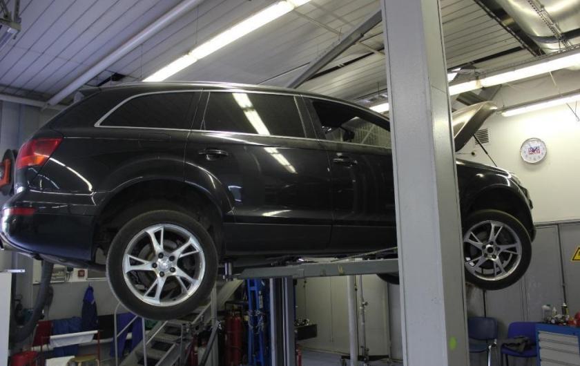 Q7 на подъемнике в сервисе