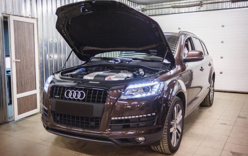 Ку7 с открытым капотом в сервисе