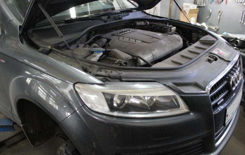 открытый капот на Q7