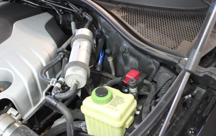 новый топливный фильтр Ауди под капотом