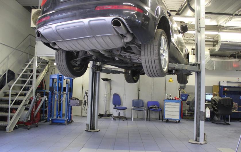 Q7 на подъемнике в сервисе