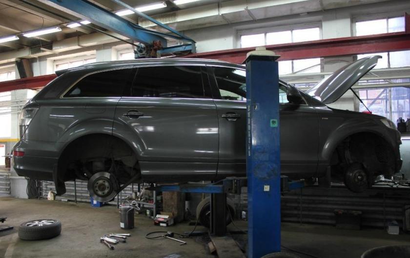 кроссовер Ауди на подъемнике