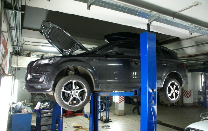 Ауди Q7 на подъемнике