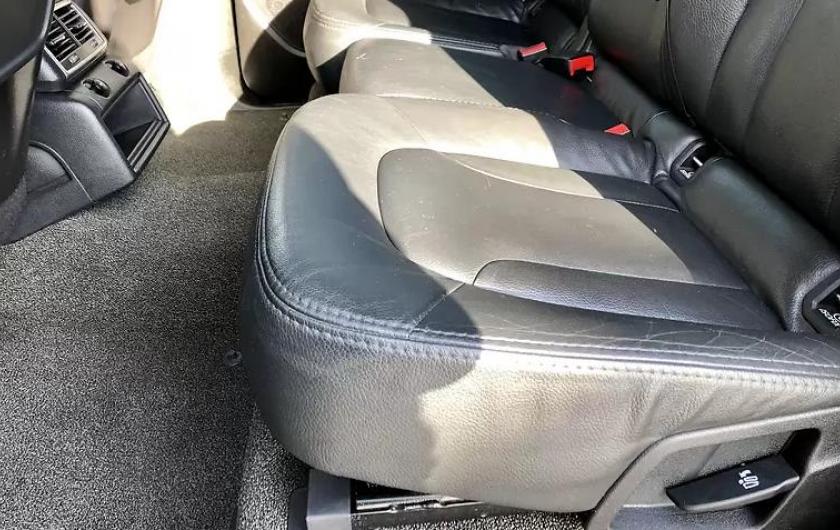 нахождение аккумулятора в салоне Ауди