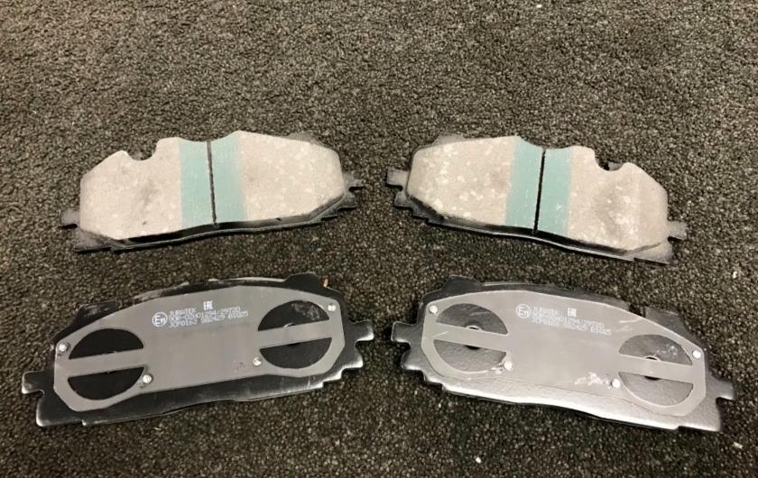 передние тормозные колодки