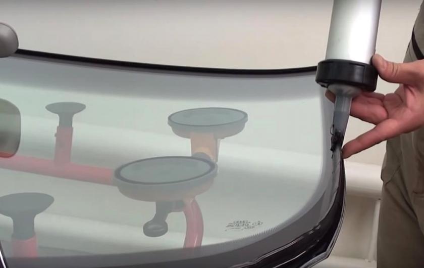 нанесение клея на лобовое стекло