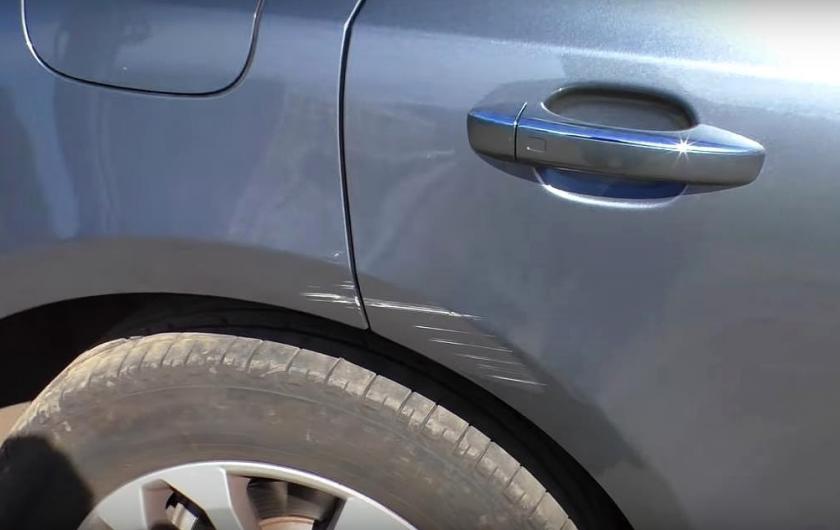 поврежденное крыло Ауди