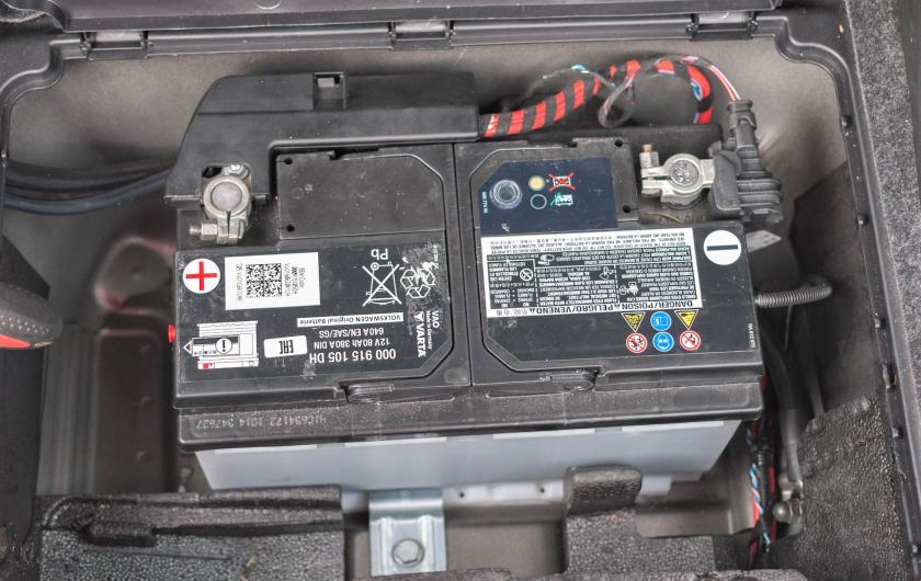 аккумулятор q5  в багажнике