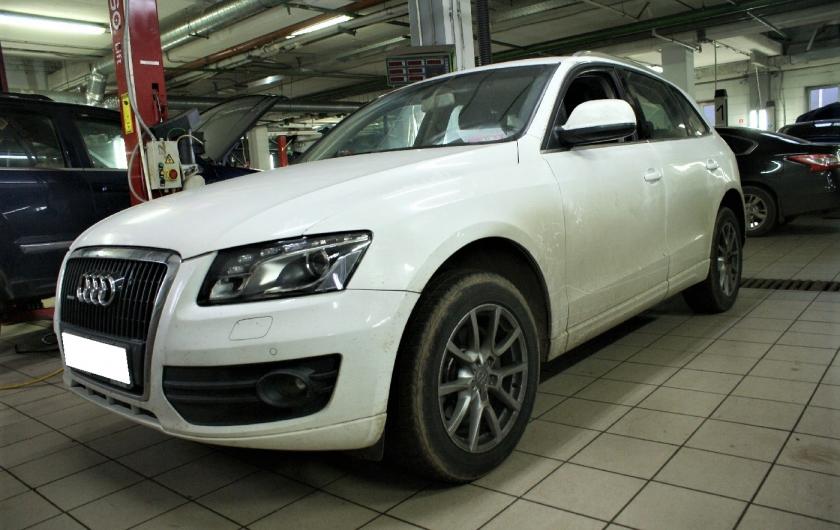 Ауди Q5 на замене лобового стекла