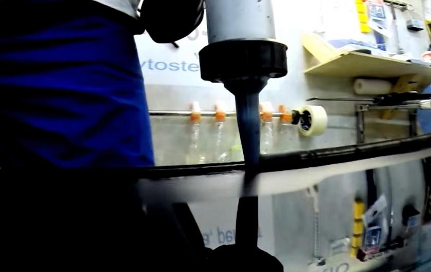 наносим герметик для вклейки лобового стекла Ауди Q5