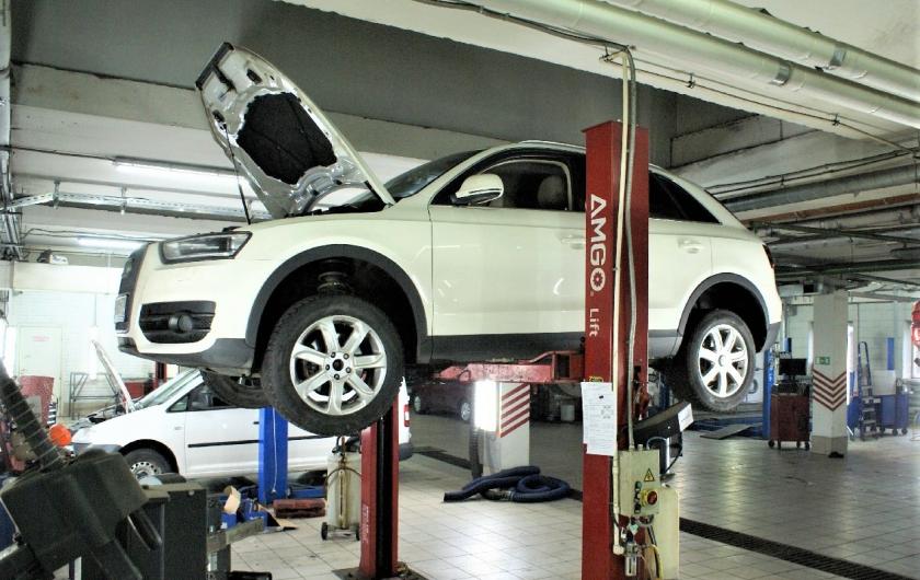 Ауди Q3 на подъемнике