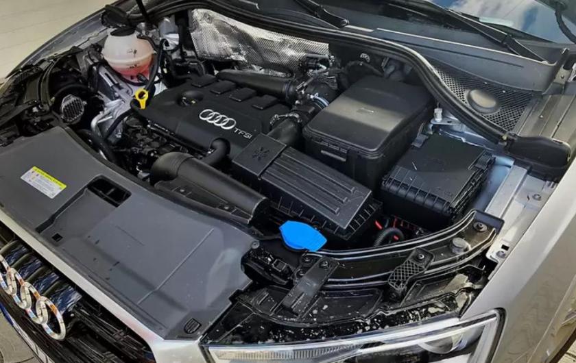 открытый капот на Ауди