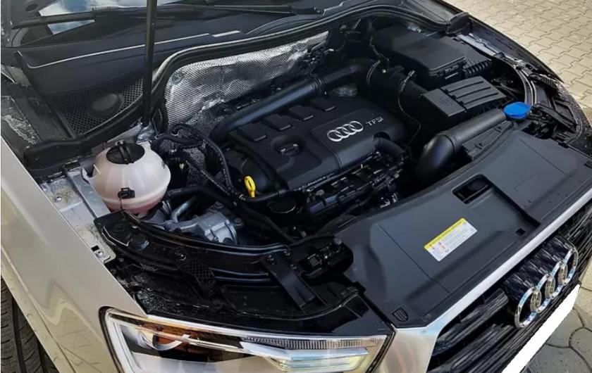 открытый капот на Ауди