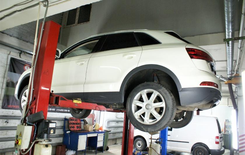 Ауди Ку3 на подъемнике