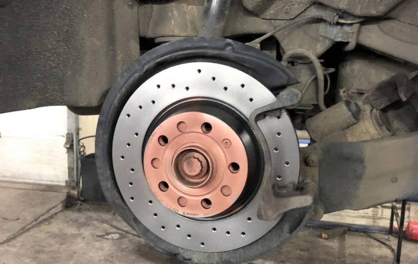 замена задних тормозных колодок на Ауди Ку3