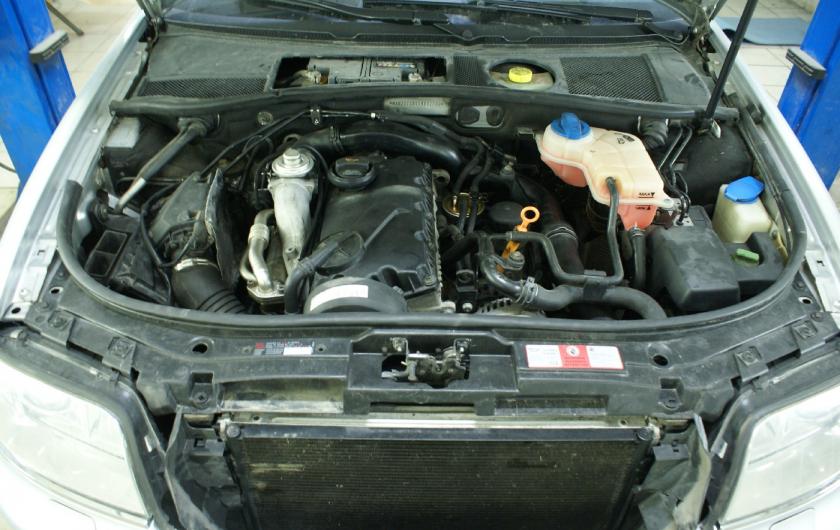 открытый капот на Ауди А6