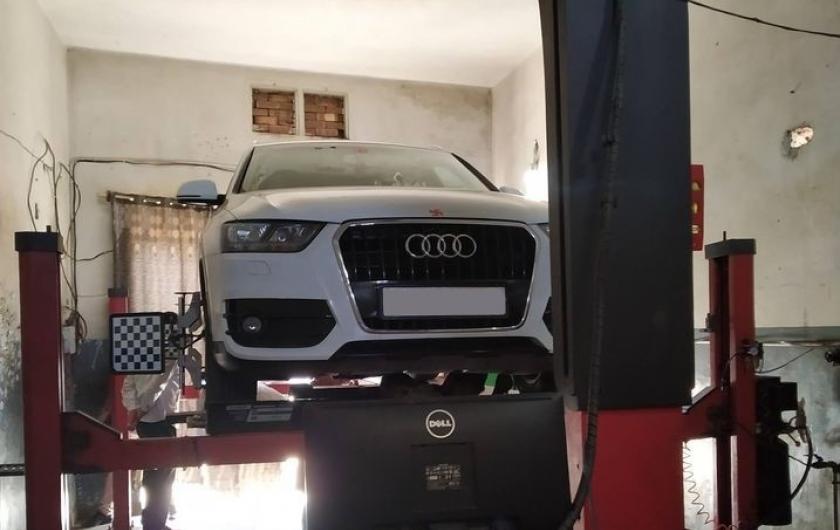 ауди на стенде сход развал
