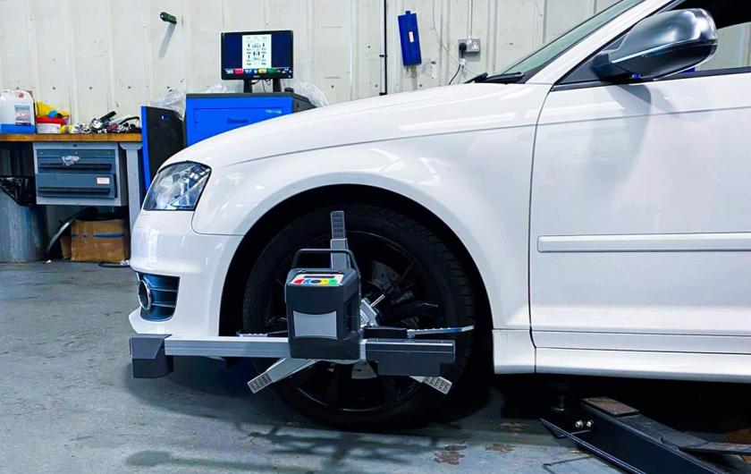 Ауди А3 на стенде сход развал