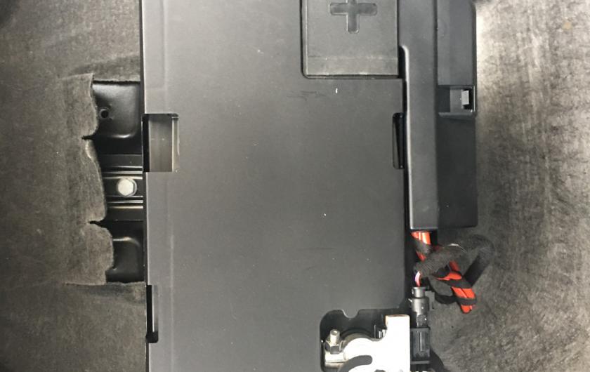 Замена аккумулятора Ауди А4 Б8