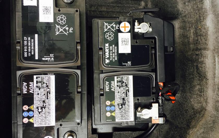 Аккумуляторная батарея в багажнике а4