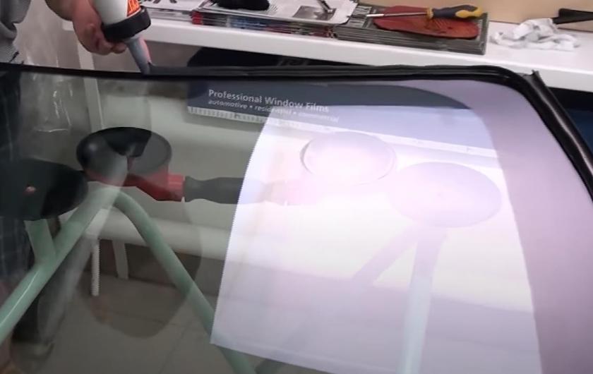 нанесения клея на лобовое А4