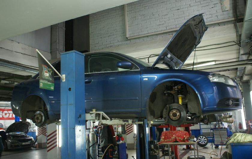 Ауди на подъемнике в сервисе