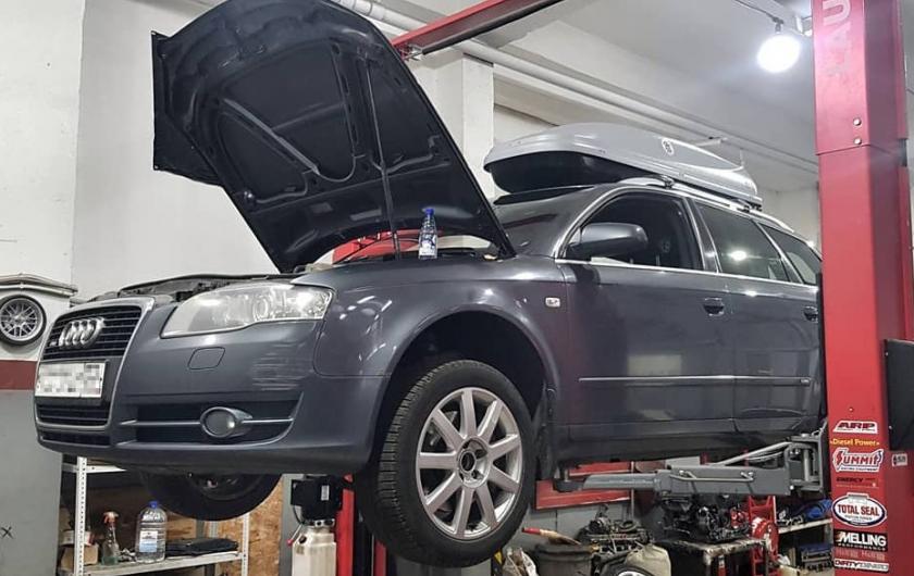 Ауди А4 в автосервисе на подъемнике