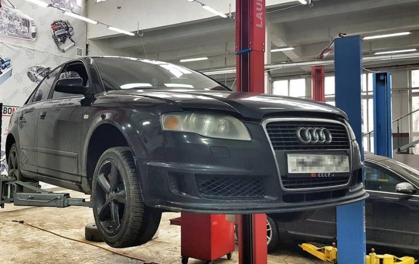Ауди А4 в сервисе на подъемнике