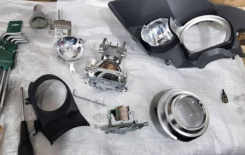 разобранная фара Ауди