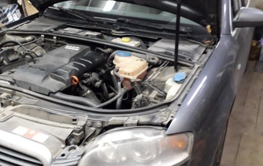 Ауди А4 с поднятым капотом