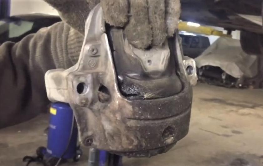 снятая опора двигателя Ауди А4 в руке