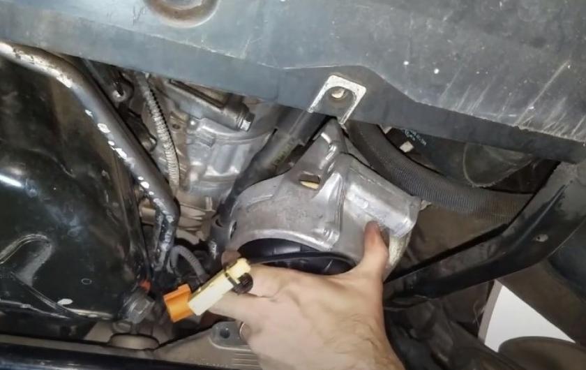 Замена подушки двигателя Ауди А4 Б8 кузов