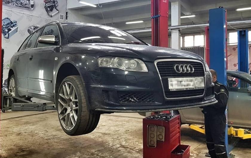 Ауди А4 на подъемнике