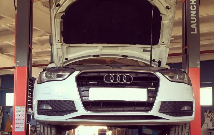 Ауди А4 Б8 на подъемнике