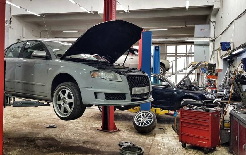 Ауди А4 в автосервисе на подъемнике