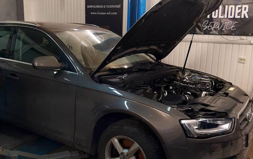 Ауди А4 с открытым капотом