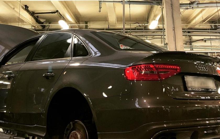 Ауди А4 Б8 на подъемнике в автосервисе