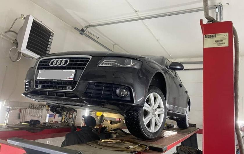 Ауди А4 в автосервисе на подъемнике