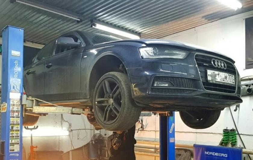 Ауди А4 Б8 на подъемнике в автосервисе
