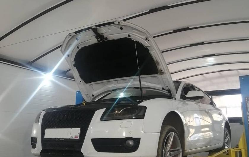 Ауди А5 в автосервисе на подъемнике