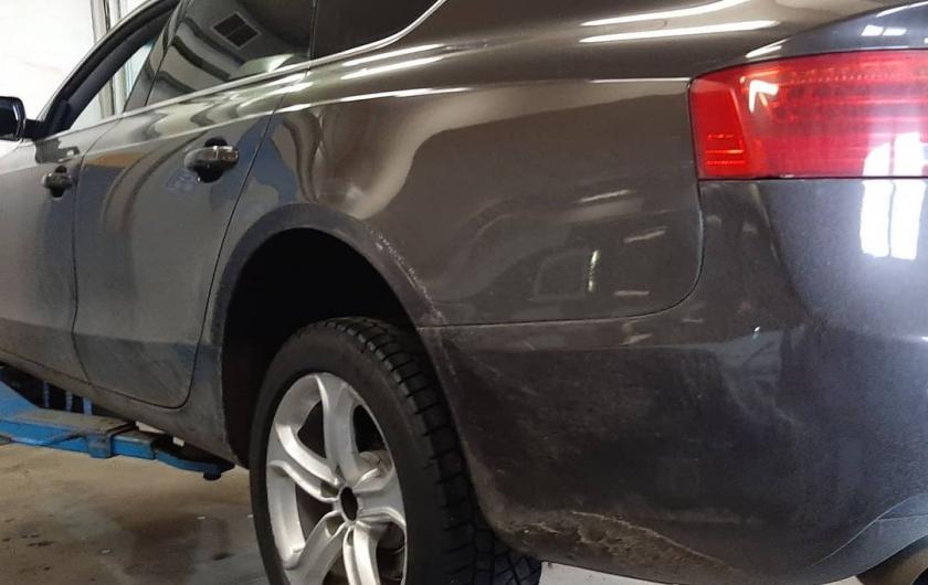 Ауди А5 в автосервисе на подъемнике