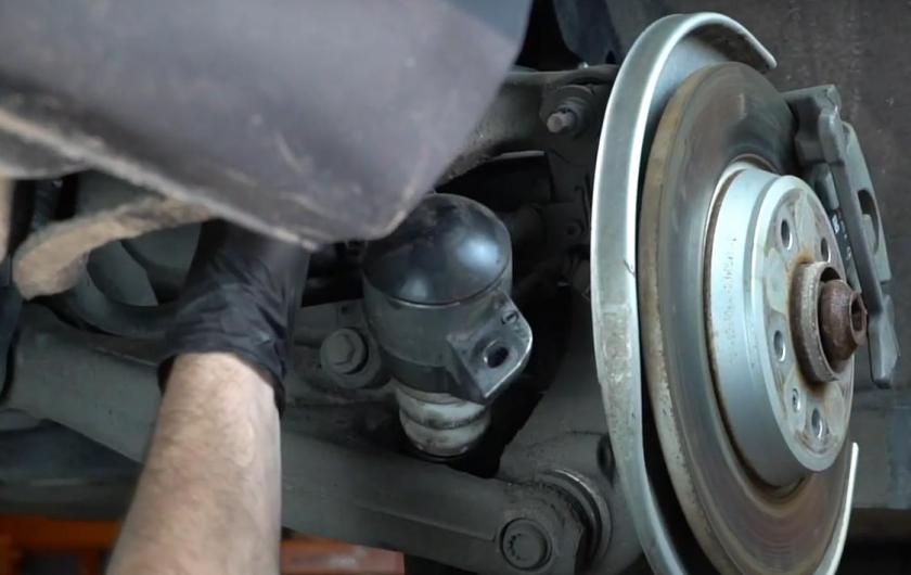 Замена заднего амортизатора Ауди А5