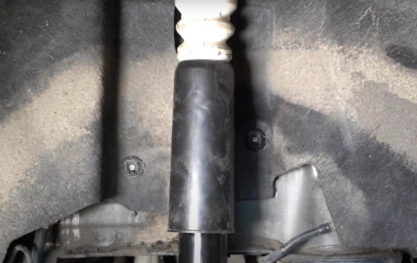 новый задний амортизатор Ауди