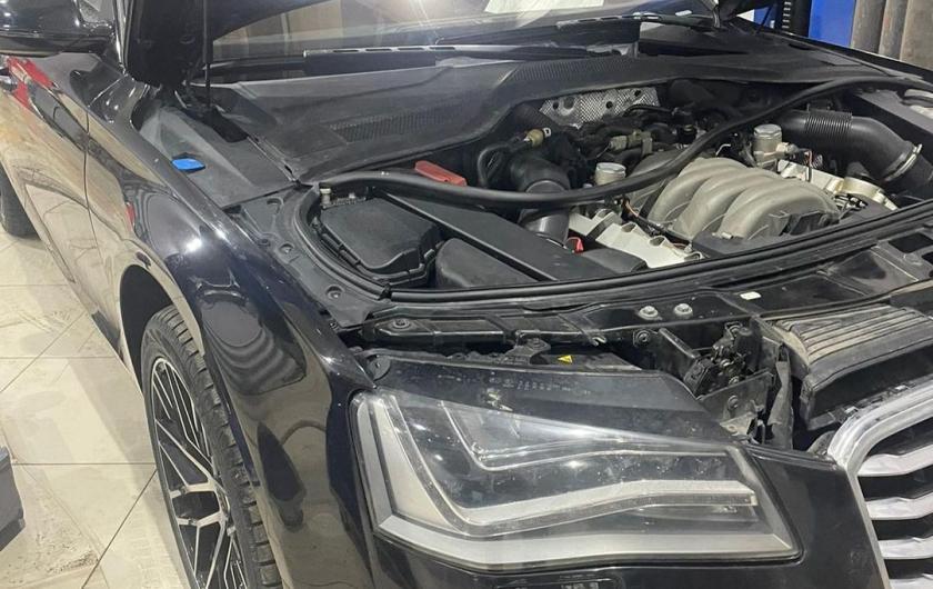 Ауди А8 в сервисе с поднятым капотом