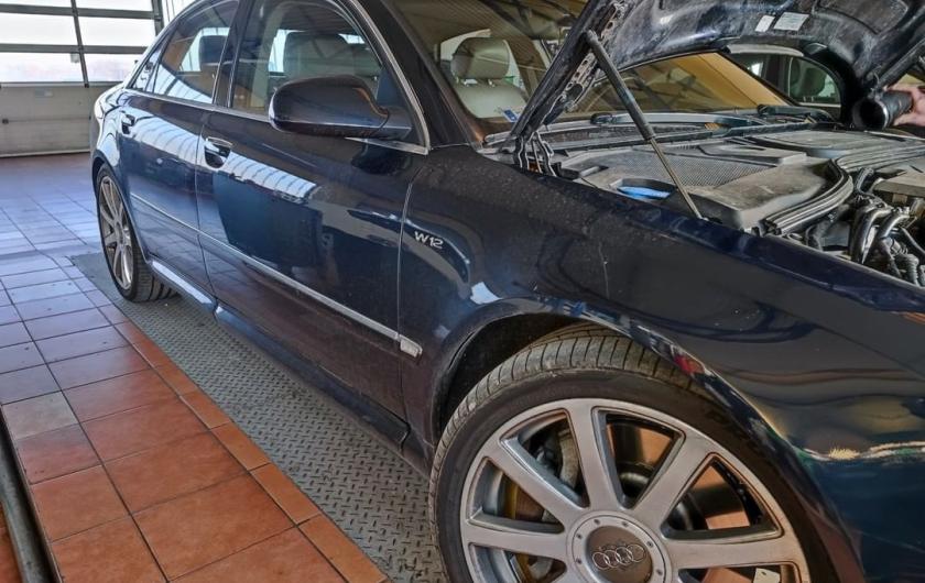 Ауди в техцентре с открытым капотом