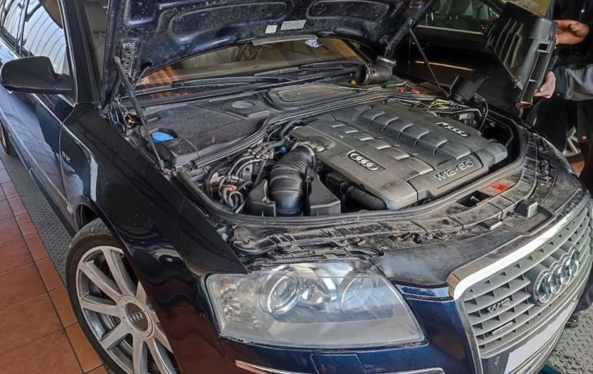 Ауди А8 с открытым капотом в техцентре