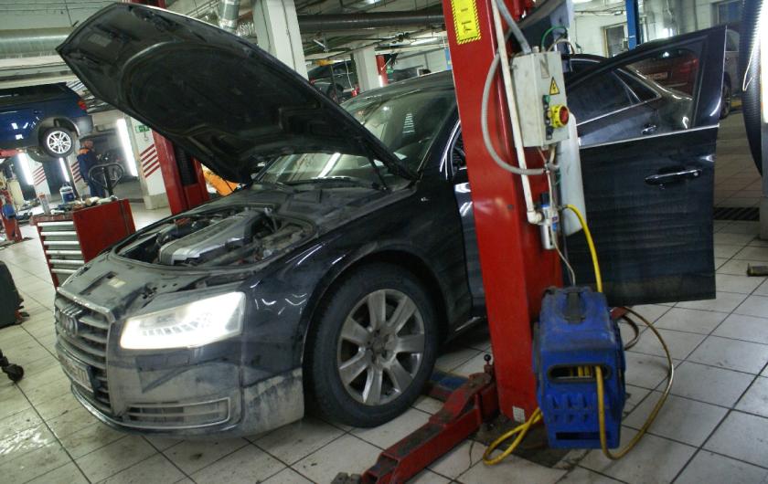 Ауди А8 в автосервисе на подъемнике