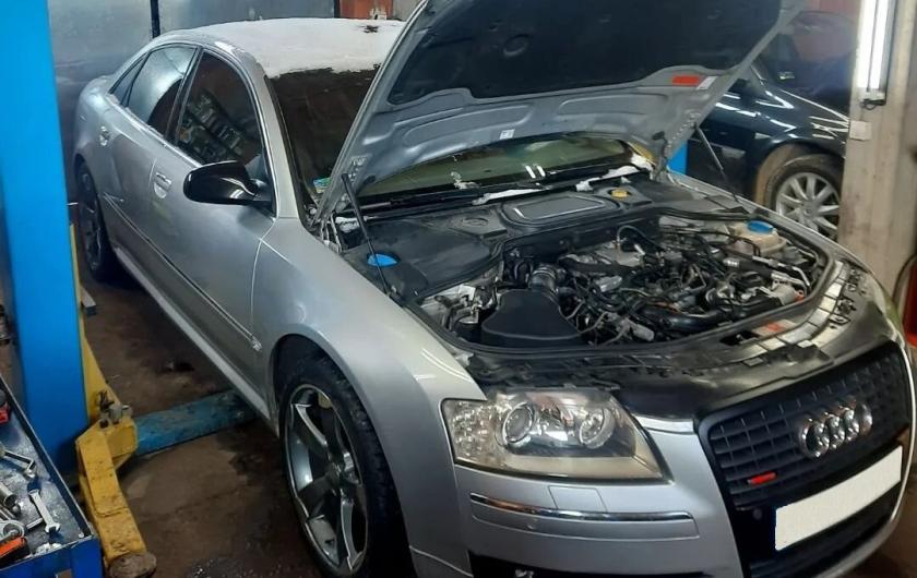 Ауди А8 в сервисе с поднятым капотом